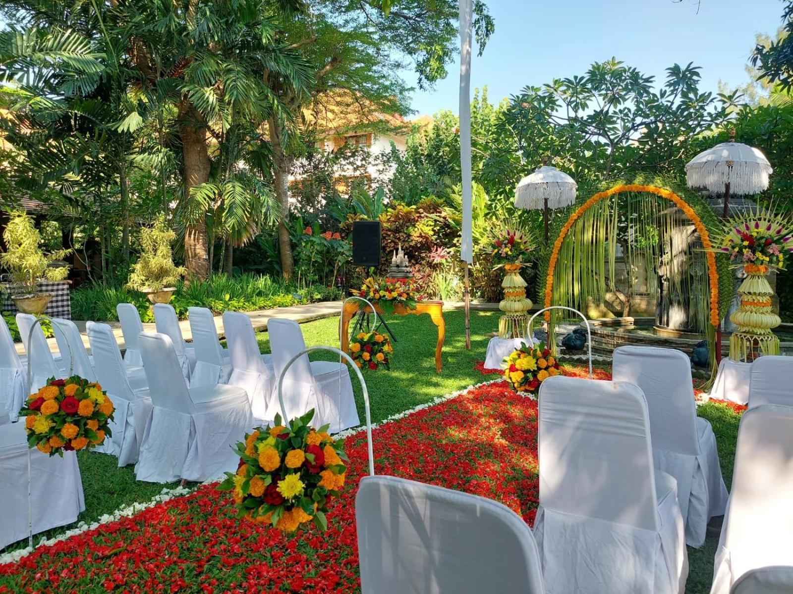 Bintang Bali Resort Kuta Lombok Eksteriør bilde The garden of the palace