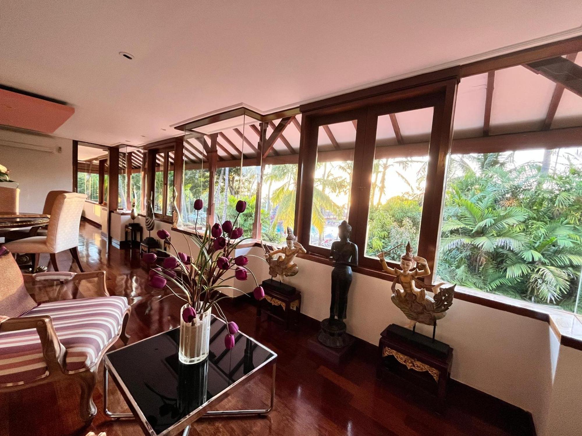 Bintang Bali Resort Kuta Lombok Eksteriør bilde The interior of a suite at the hotel